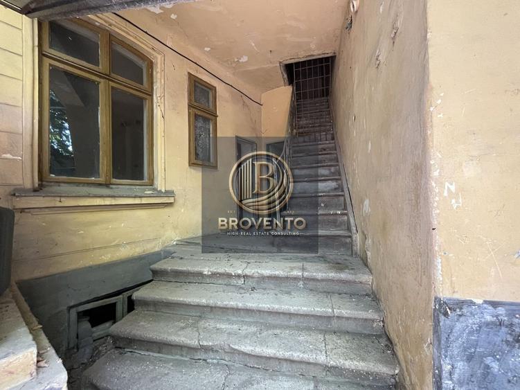 Casă individuală cu 15 camere cu Canalizare în Central