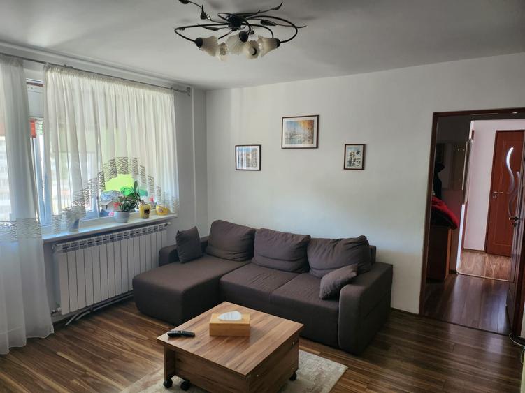 Apartament cu 3 camere semidecomandat în Est