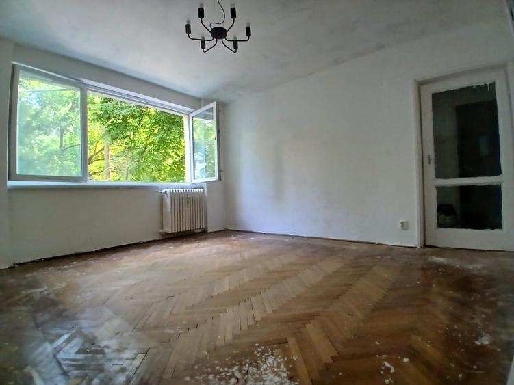 Apartament cu 3 camere semidecomandat în Ștefan cel Mare