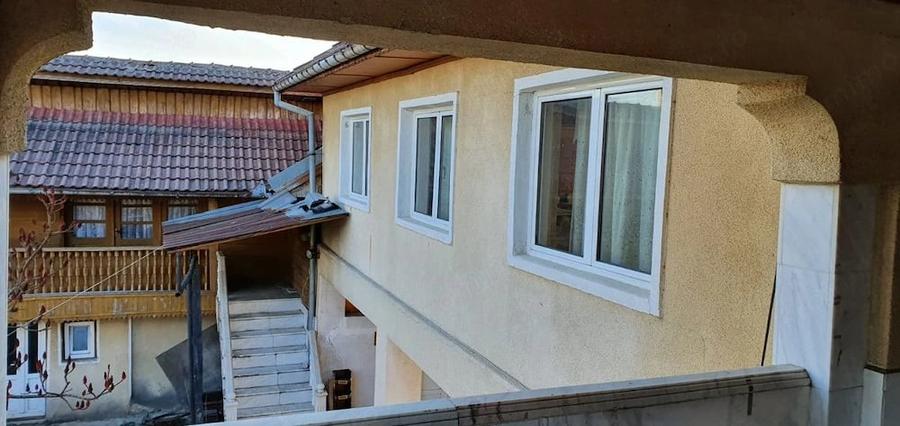 Casă cu 6 camere cu Teren 3887 Mp în Bâlta