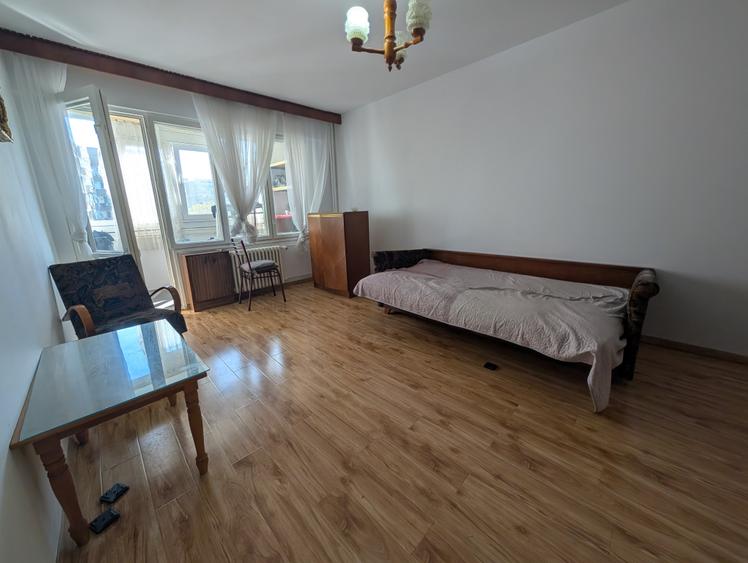 Apartament cu 3 camere decomandat în Drumul Taberei
