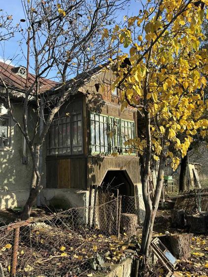 Casă cu 3 camere decomandat în Fințești