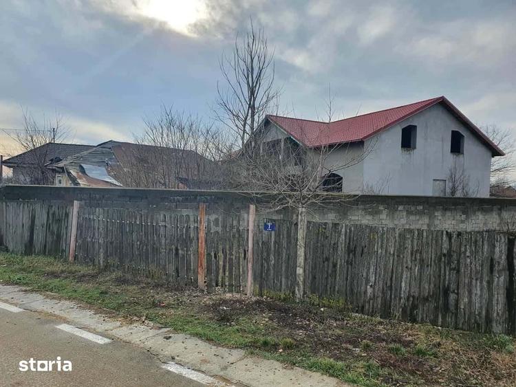 Casă cu 4 camere cu Teren 810 Mp în Suraia