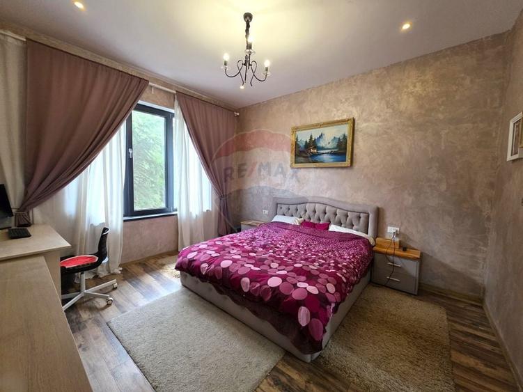 Casă individuală cu 7 camere cu Teren 3200 Mp în Lipia