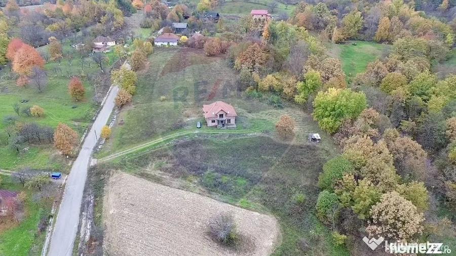 Casă cu 5 camere cu Teren 6400 Mp în Copalnic