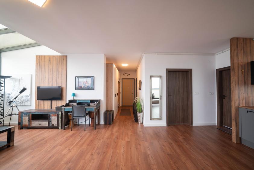 Penthouse cu 3 camere semidecomandat, mobilat în Torontalului