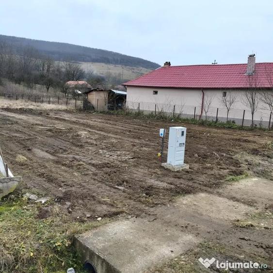 Teren de 1235 mp, în Lacu