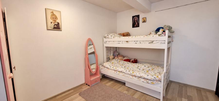 Apartament cu 3 camere semidecomandat în Tractorul