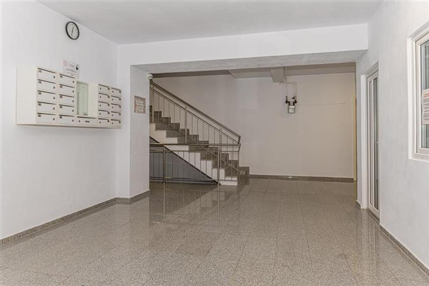 Apartament cu 3 camere decomandat, mobilat în Tractorul