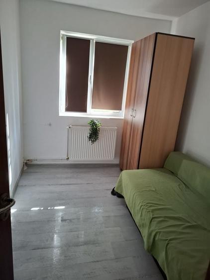 Apartament cu 3 camere semidecomandat în Dacia
