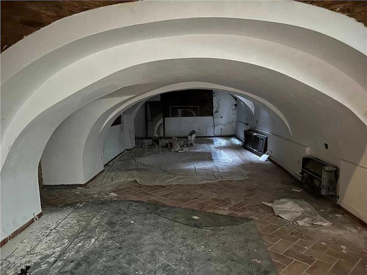 Spațiu comercial, de 380 mp, în P-ța Unirii