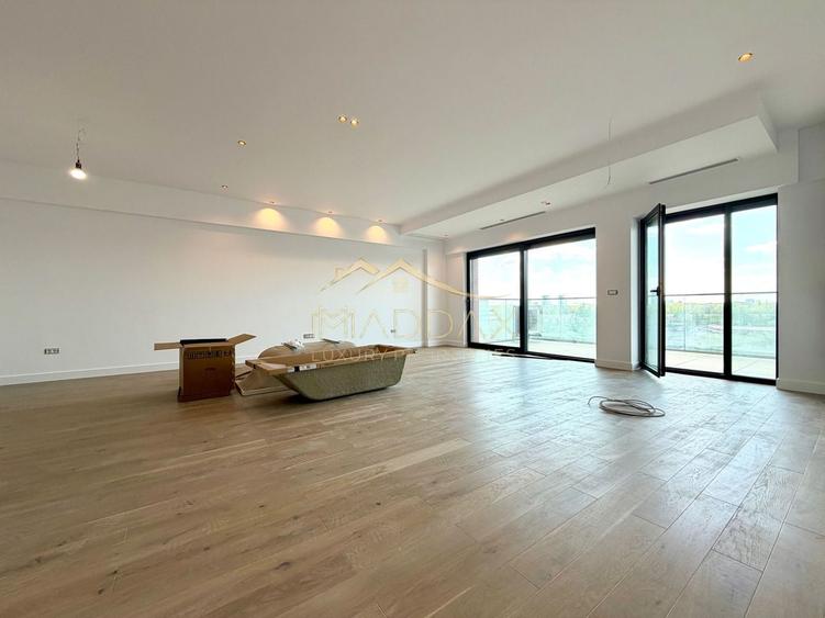Apartament cu 4 camere decomandat în Herăstrău