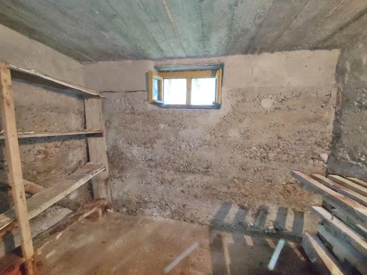Casă cu 4 camere cu Teren 4122 Mp în Petid
