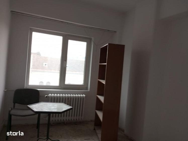 Apartament cu 4 camere decomandat în Central