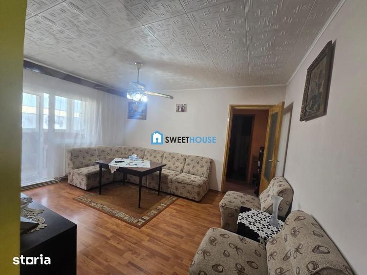 Apartament cu 4 camere semidecomandat în Central