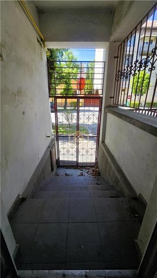 Casă cu 3 camere cu Canalizare în Central