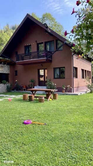 Casă cu 5 camere cu Teren 5500 Mp în Pojorâta