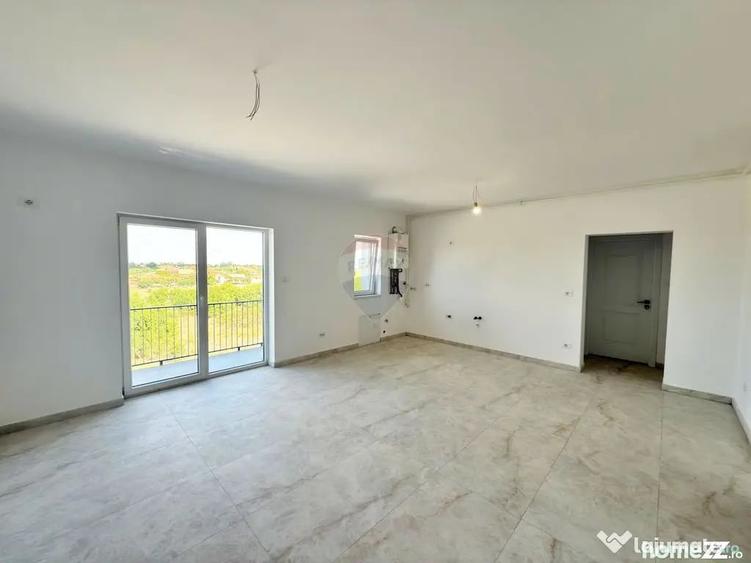 Apartament cu 3 camere semidecomandat în Grădiște