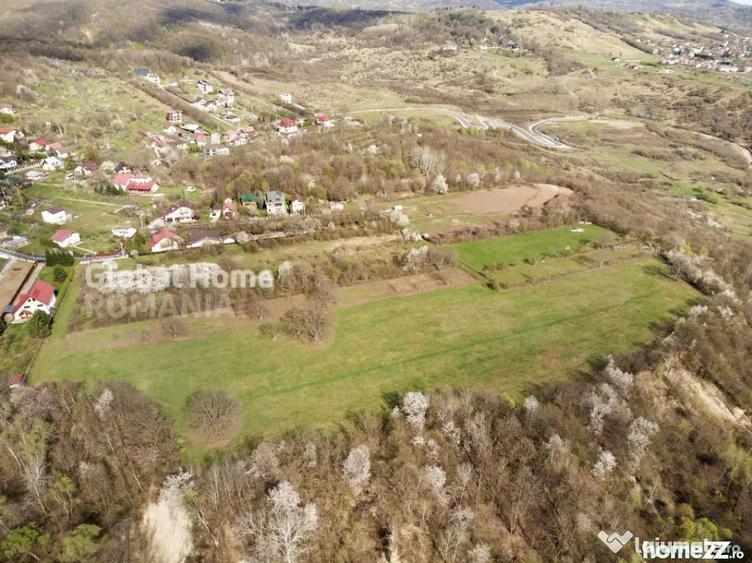 Teren de 23345 mp, în Cornu