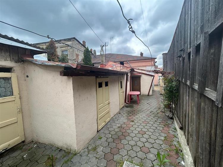 Casă cu 2 camere cu Canalizare în Central