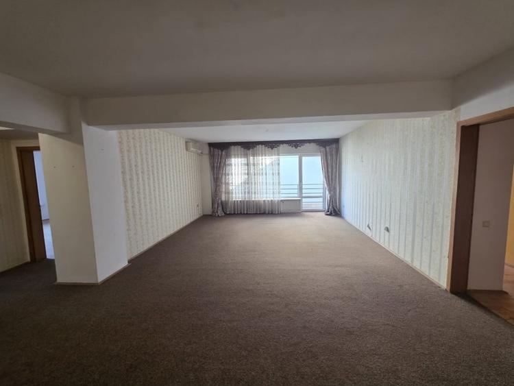 Apartament cu 4 camere decomandat, mobilat în Primăverii