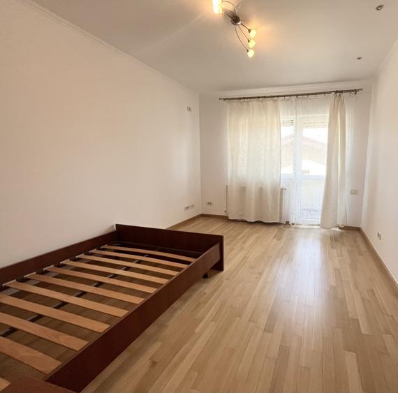 Apartament cu 4 camere decomandat, mobilat în Băneasa