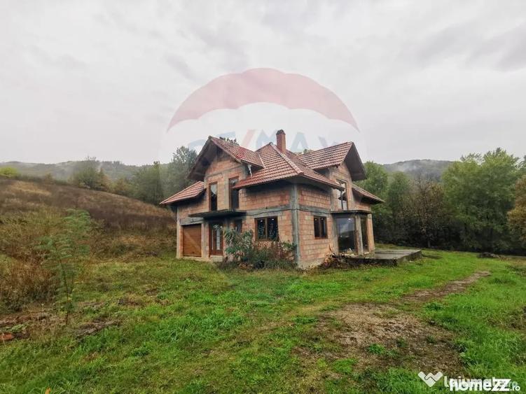 Casă cu 5 camere cu Teren 6400 Mp în Copalnic