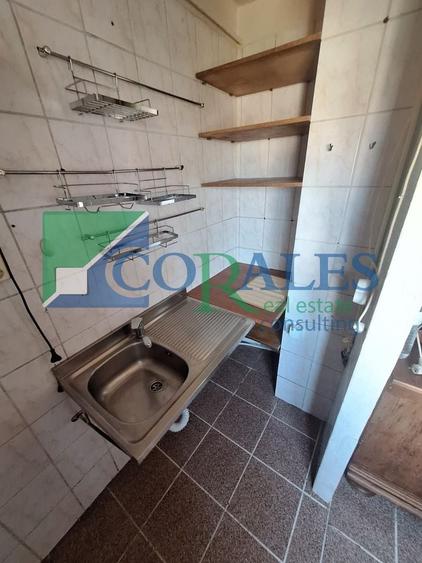 Apartament cu 3 camere decomandat, mobilat în Steaua
