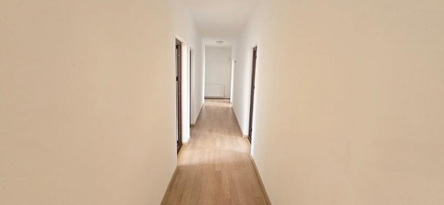 Apartament cu 4 camere decomandat în Băneasa