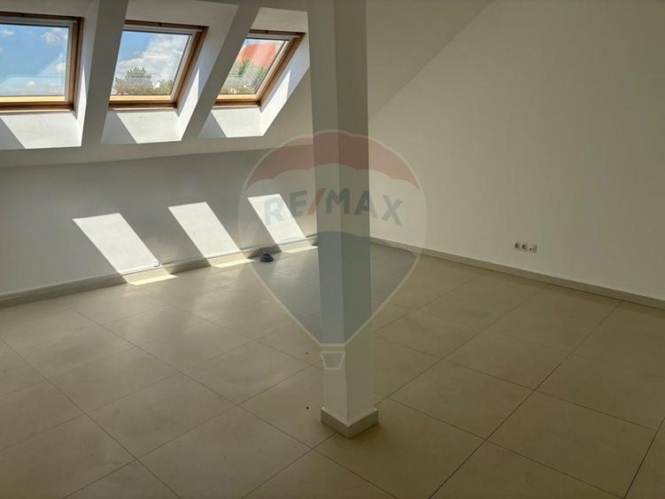 Birou, de 225 mp, în Central