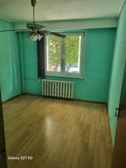 Apartament cu 3 camere semidecomandat în Titan