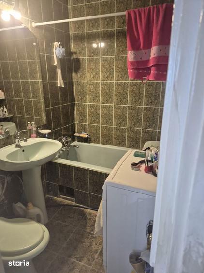 Apartament cu 3 camere semidecomandat în Grivița