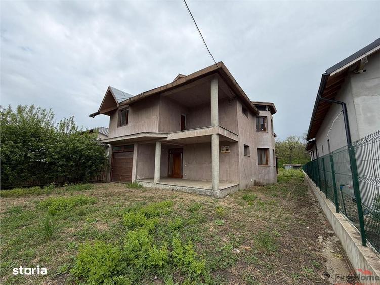 Casă cu 4 camere în Petrești