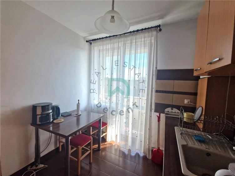 Apartament cu 3 camere semidecomandat în Tractorul