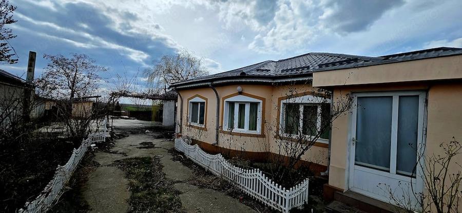 Casă cu 5 camere cu Teren 2074 Mp în Rubla