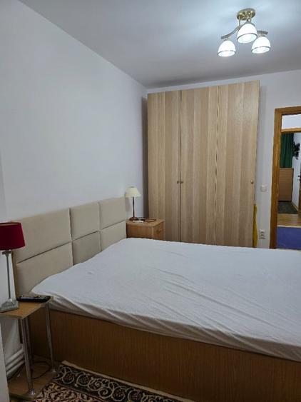 Apartament cu 3 camere semidecomandat în 1 Mai