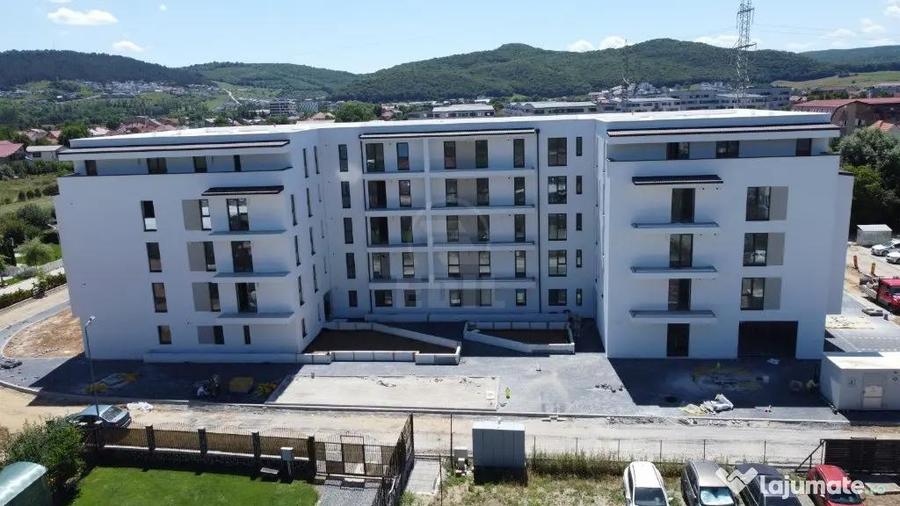Apartament cu 4 camere semidecomandat în Florești