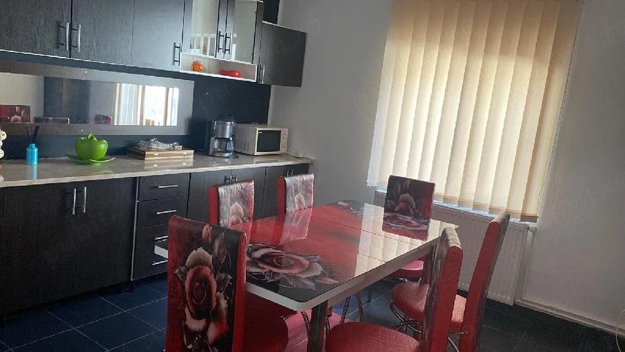 Casă cu 6 camere cu Teren 550 Mp în Nord