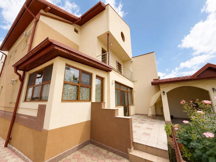Casă individuală cu 8 camere cu Canalizare în P-ța Alba Iulia