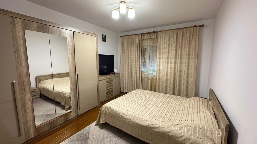 Apartament cu 3 camere decomandat, mobilat în Păcii