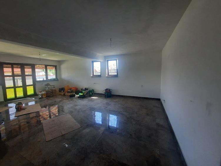 Casă individuală cu 6 camere cu Teren 4800 Mp în Roznov