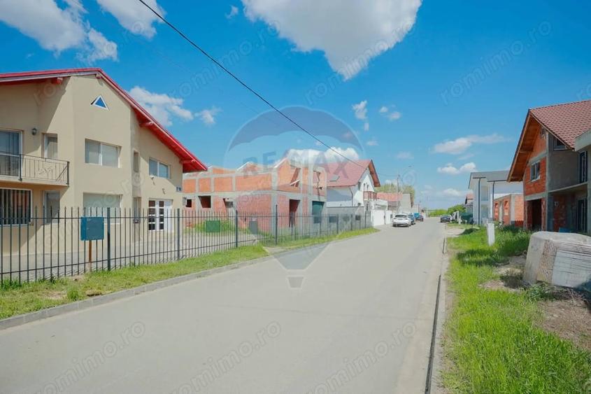 Casă cu 5 camere cu Teren 300 Mp în Sânmartin