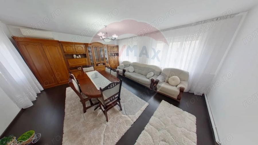 Apartament cu 4 camere decomandat în Central