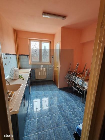 Apartament cu 3 camere decomandat, mobilat în Vitan
