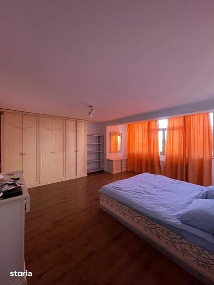 Apartament cu 3 camere semidecomandat în Craiovița Nouă