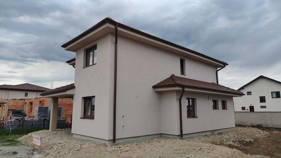 Casă cu 4 camere în Șura Mică