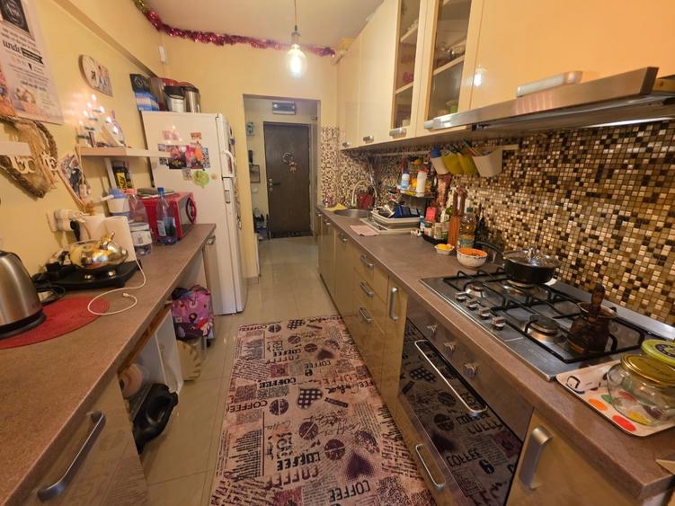 Apartament cu 3 camere decomandat în Baba Novac