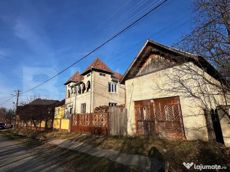 Casă cu 4 camere cu Teren 2500 Mp în Hurez