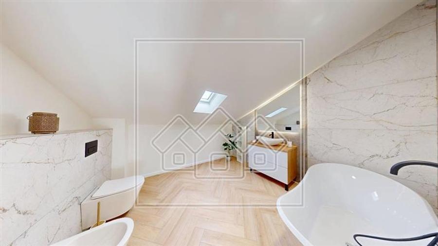 Penthouse cu 5 camere semidecomandat, mobilat în Exterior Vest