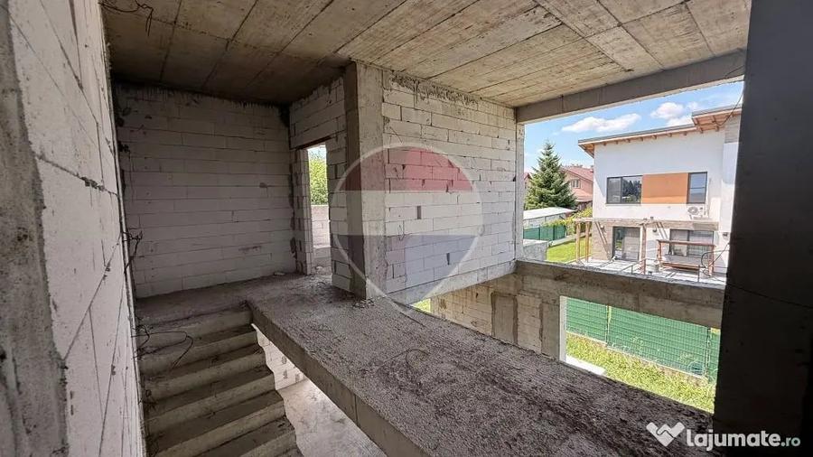 Casă cu 5 camere cu Teren 420 Mp în Corbeanca